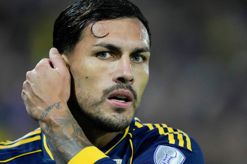 Gelandang Boca Juniors Leandro Paredes berlaga dalam pertandingan Copa Sudamericana melawan Club Deportivo O'Higgins.