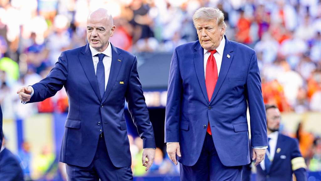 Presiden FIFA Gianni Infantino bersama Presiden AS Donald Trump