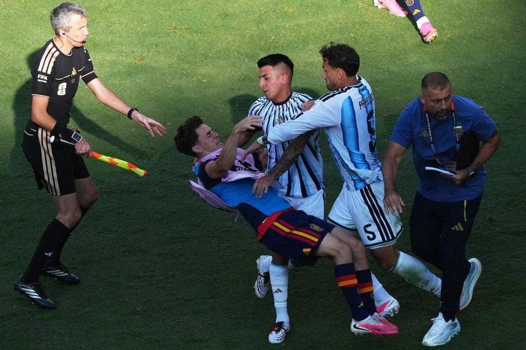 Kericuhan antarpemain usai laga final Piala Dunia 2026 antara Spanyol dan Argentina