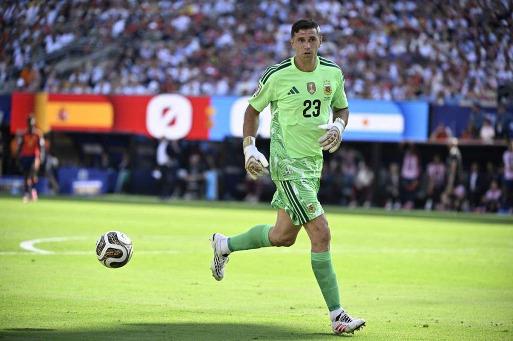 Kiper Argentina Emiliano Martinez tampak lesu usai pertandingan final Piala Dunia.