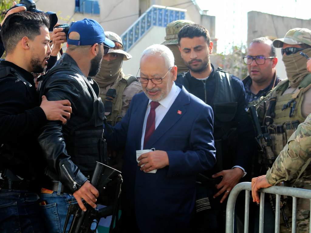 Keluarga dan Pengacara Dilarang Jenguk Rached Ghannouchi Usai Pingsan di Penjara
