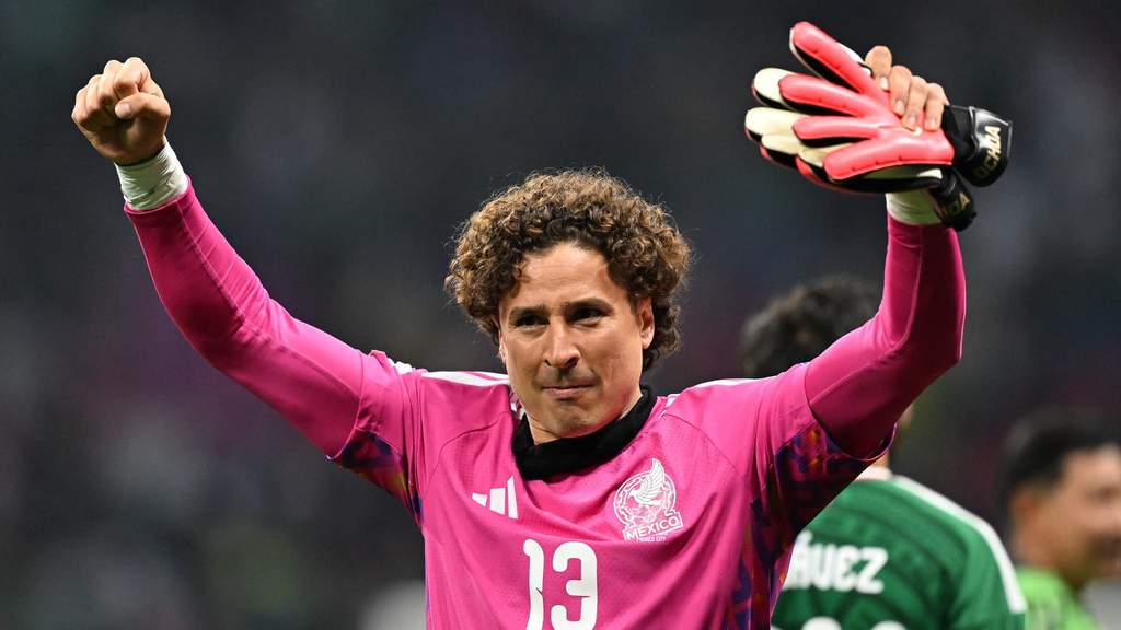 Kiper Timnas Meksiko Guillermo Ochoa menyapa pendukung saat laga Piala Dunia 2026 di Stadion Azteca.