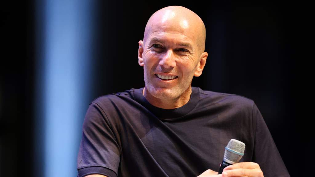 Zinédine Zidane mantan pemain dan pelatih sepak bola terkenal